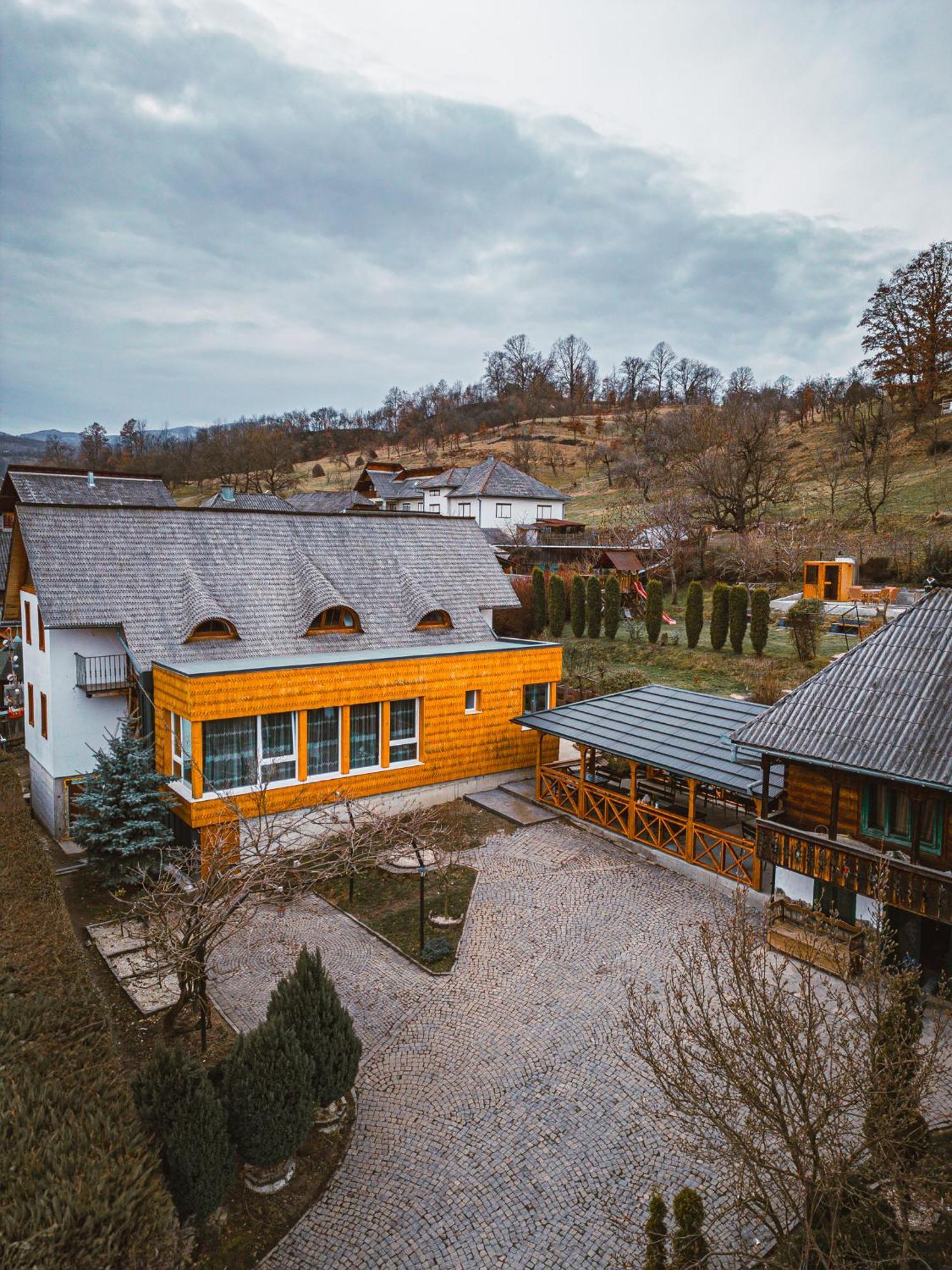 Hotel Casa Cu Magnolii Poienile Izei Exterior foto